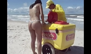 Fiestacasaldf: Esposa de micro bikini comprando picolé_